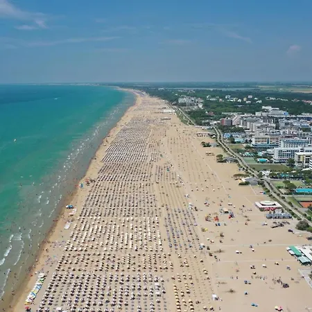 With Swimming Pool - Beahost Apartment Bibione